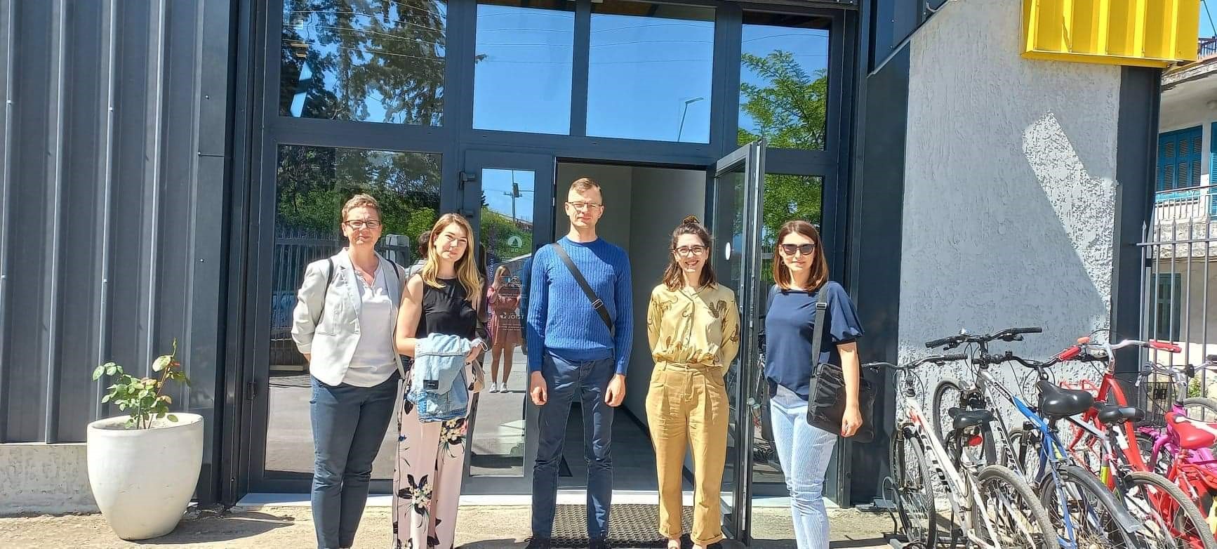 Zesp&oacute;ł ekspert&oacute;w Inspire Consulting przed budynkiem Institute of Entrepreneurship Development w Larissie w Grecji